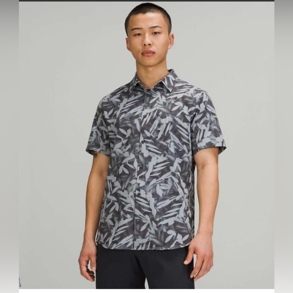 Lululemon Airing Easy Short Sleeve Shirt
Spray Leaf MAX Rhino Grey Multi